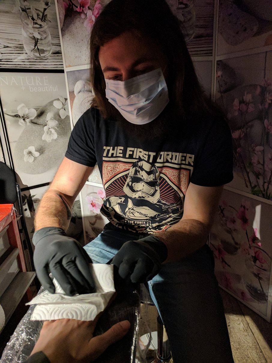 PEB en train de tatouer un doigt